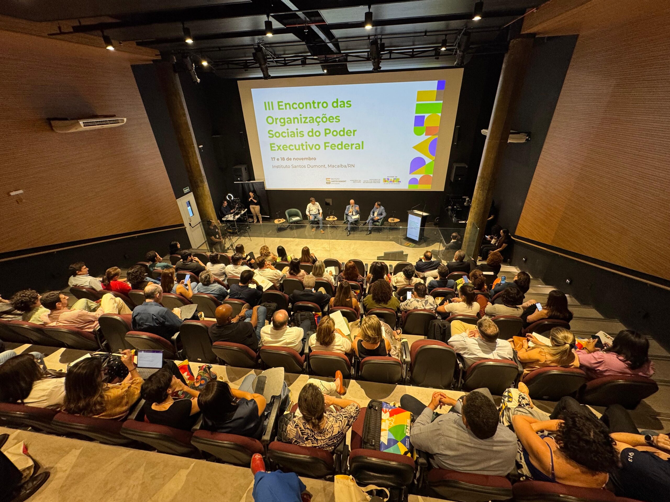 O encontro reúne participantes de todo o país com o objetivo de discutir o modelo de parceria com Organizações Sociais (OS)