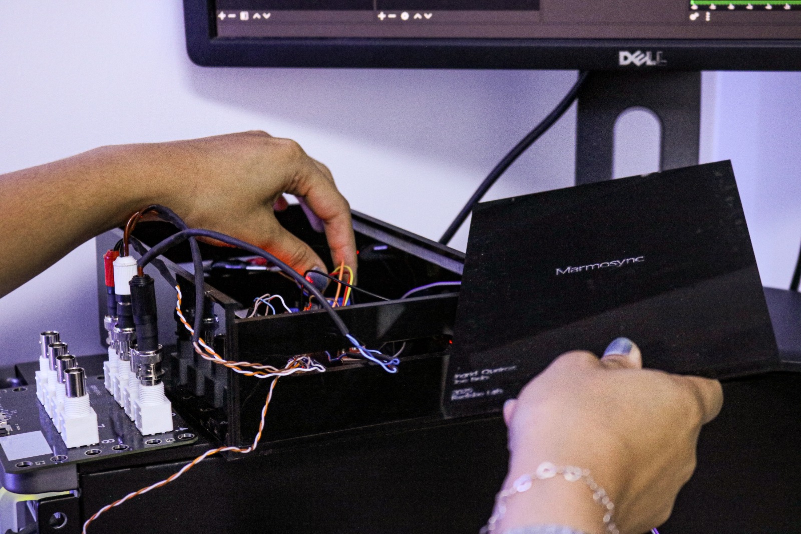 O software coordena, simultaneamente, a apresentação de estímulos visuais e sonoros, o registro de vídeos comportamentais e a aquisição de sinais eletrofisiológicos, garantindo precisão temporal entre todos os eventos do experimento