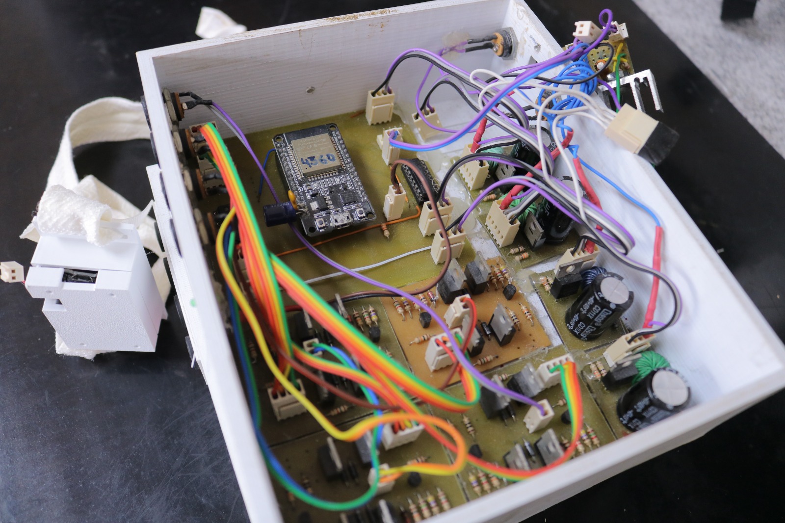 A imagem mostra um dispositivo de neuroengenharia.