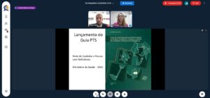 Tela de uma apresentação (slides) com fundo escuro e um slide central destacado, mostrando a capa de um documento do Ministério da Saúde. O texto grande na capa diz: “Lançamento do Guia PTS”. À esquerda, em texto vertical, aparece: “Rede de Cuidados à Pessoa com Deficiência”. Na parte inferior esquerda aparece: “Ministério da Saúde – 2026”. Na área verde da capa há ilustrações em estilo linha (desenhos) relacionadas a saúde/reabilitação (inclui um ícone de muleta e outras figuras). Na lateral esquerda da tela há miniaturas de vários slides. No lado direito aparecem duas janelas pequenas de vídeo com participantes (um homem acima e uma mulher abaixo). No topo direito aparece uma barra com “Streaming”. No lado direito há um indicador vermelho “Gravando 23:29”. No topo também aparece “SIG Reabilita - 01/04/2026 13:30”.