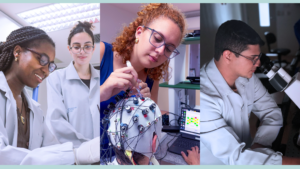 Mosaico composto por três fotografias dispostas lado a lado na vertical, registrando atividades de pesquisa científica em laboratórios. Na imagem da esquerda, duas jovens pesquisadoras usando jalecos brancos e óculos de grau trabalham juntas e sorriem em direção à bancada. A mulher em primeiro plano é negra, possui cabelos trançados e piercing no nariz, enquanto a colega ao fundo é de pele clara e tem o cabelo cacheado preso no topo da cabeça. Na imagem do centro, uma pesquisadora de pele clara, cabelos cacheados ruivos e óculos de grau, vestindo uma blusa azul, utiliza uma pequena ferramenta para aplicar gel ou ajustar os eletrodos de uma touca de eletroencefalograma (EEG) posicionada na cabeça de um homem. À direita, nesta foto central, um computador portátil exibe uma interface com quadrados coloridos. Na imagem da direita, um jovem pesquisador de cabelos curtos escuros, óculos e jaleco branco aparece inclinado de perfil enquanto observa com atenção através das oculares de um microscópio.