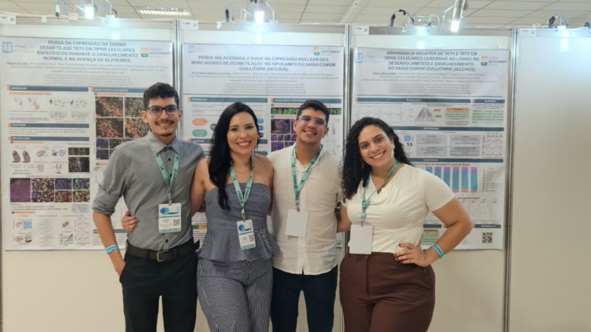 Matéria sobre a participação de quatro mestrandos do Programa de Pós-Graduação em Neuroengenharia do Instituto Santos Dumont na reunião anual da SBNeC, realizada em Águas de Lindóia (SP). Os estudantes apresentaram pesquisas sobre alterações epigenéticas relacionadas ao envelhecimento e a marcadores moleculares em saguis-comuns, além de participarem de atividades de intercâmbio científico.