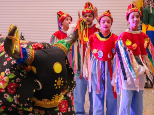Feira de Ciências e Mostras Científicas do Instituto Santos Dumont integra ciência e cultura com apresentação do grupo CERU em Cena, que celebra os 171 anos da tradição do Boi de Reis em Macaíba, no Rio Grande do Norte.