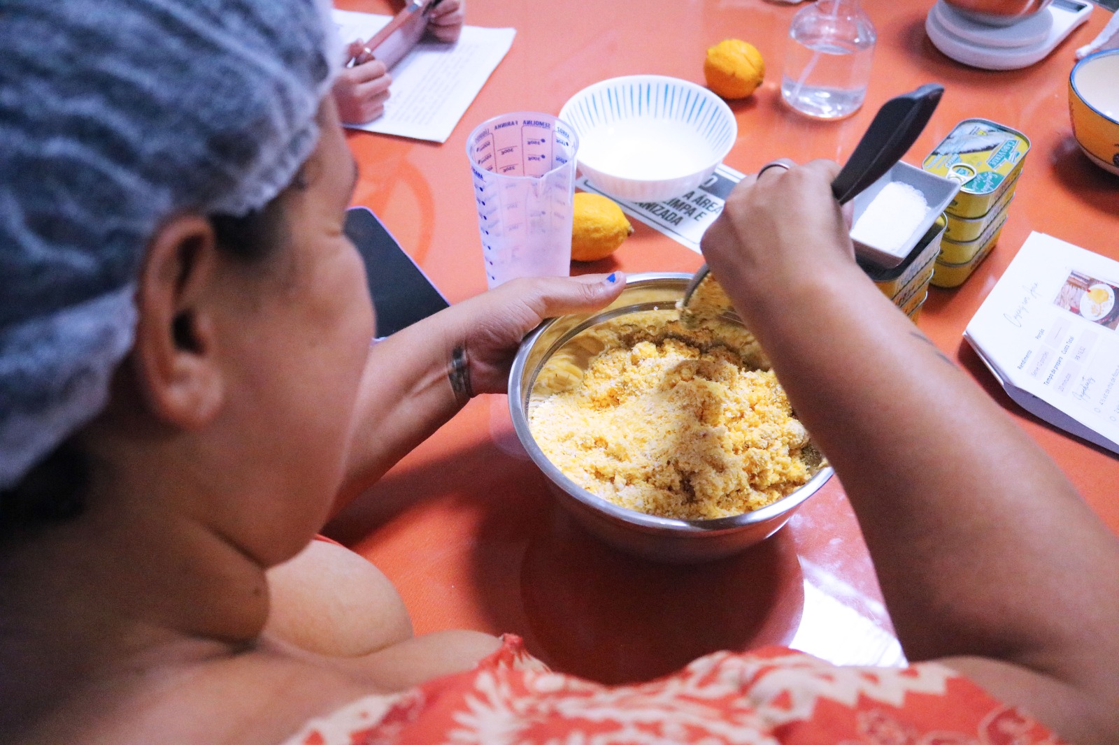 Iniciativa do ISD aposta na educação alimentar prática por meio de oficinas culinárias, onde as futuras mães colocam a mão na massa
